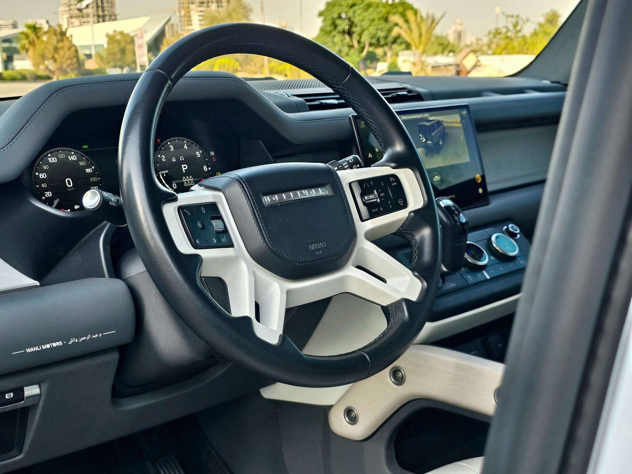 Land Rover Defender P400 - صلخد