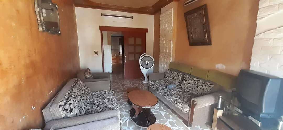 شقة للبيع تجهيز ممتاز بموقع ممتاز جبلة - جبلة