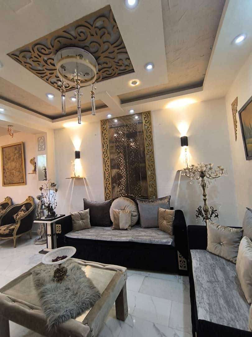 شقه سكنيه جاهزه مع سطح قابل للاعمار 200م - اللاذقية