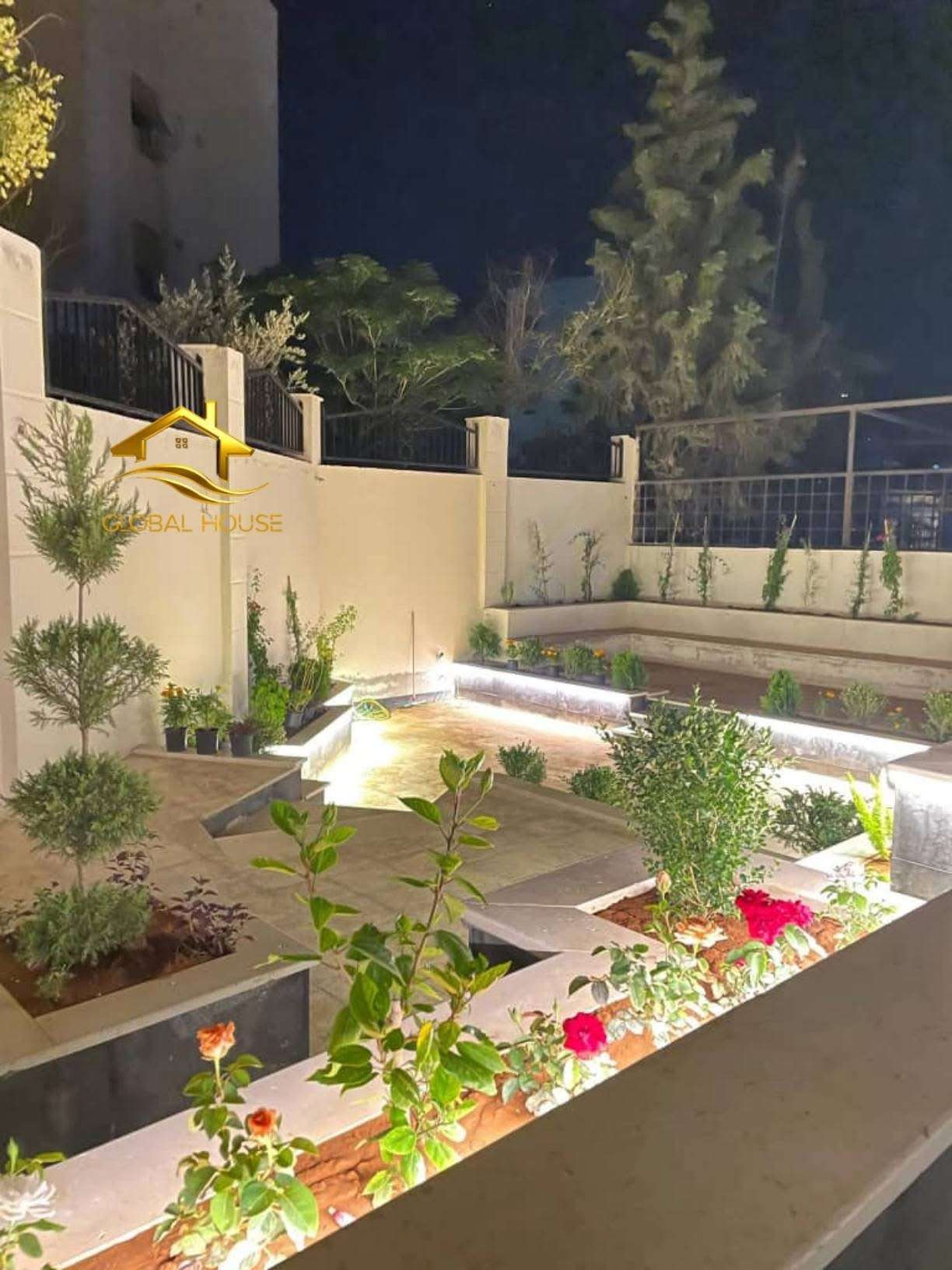 شقه سكنيه مع حديقه 250 م - دمشق