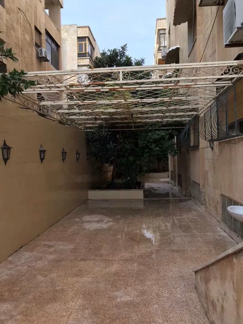 شقة ارضية بمساحة 300 م - حلب