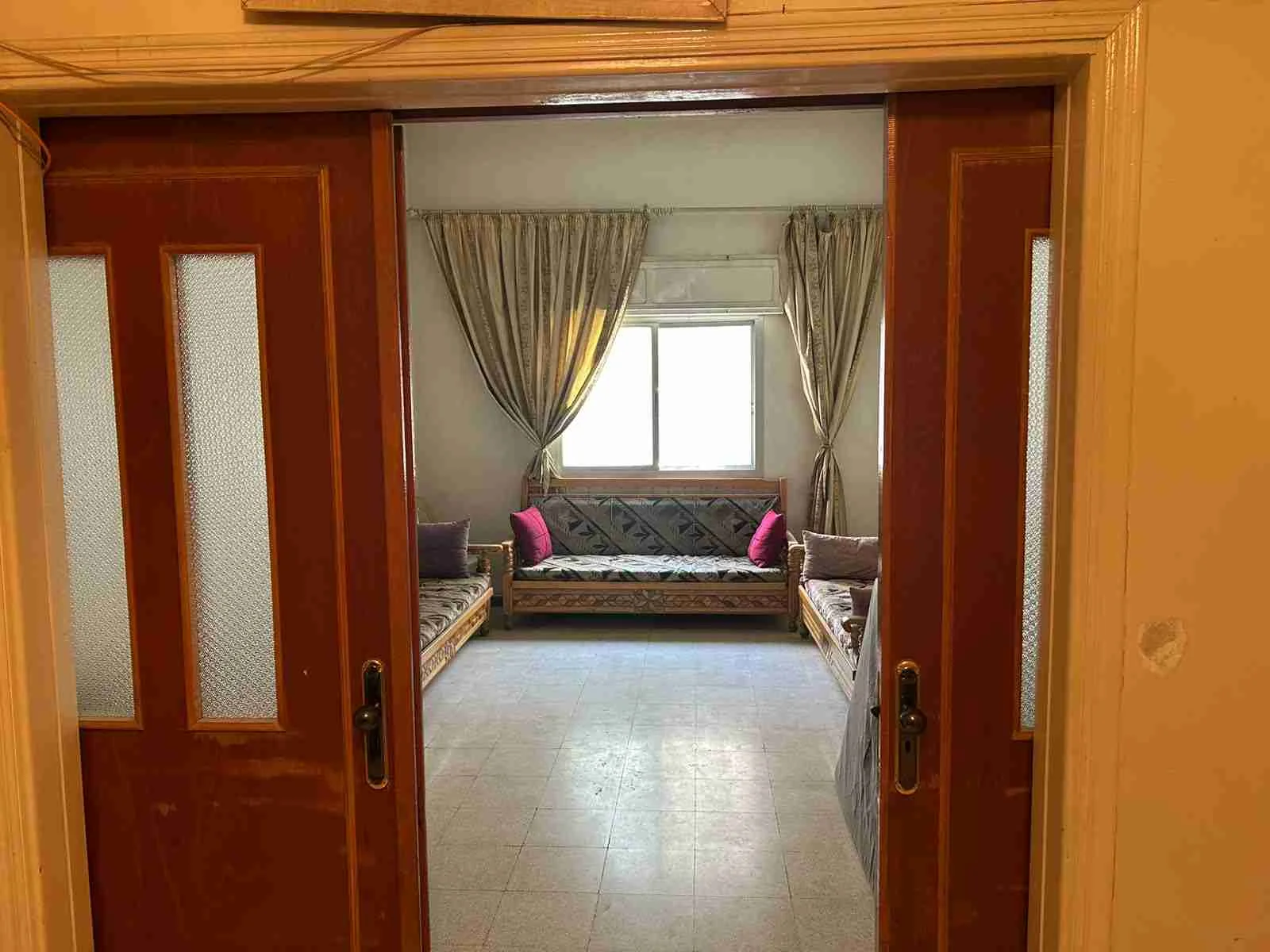 للبيع شقة طابق اول مساحة 150 متر - Bab Bila - صورة 2