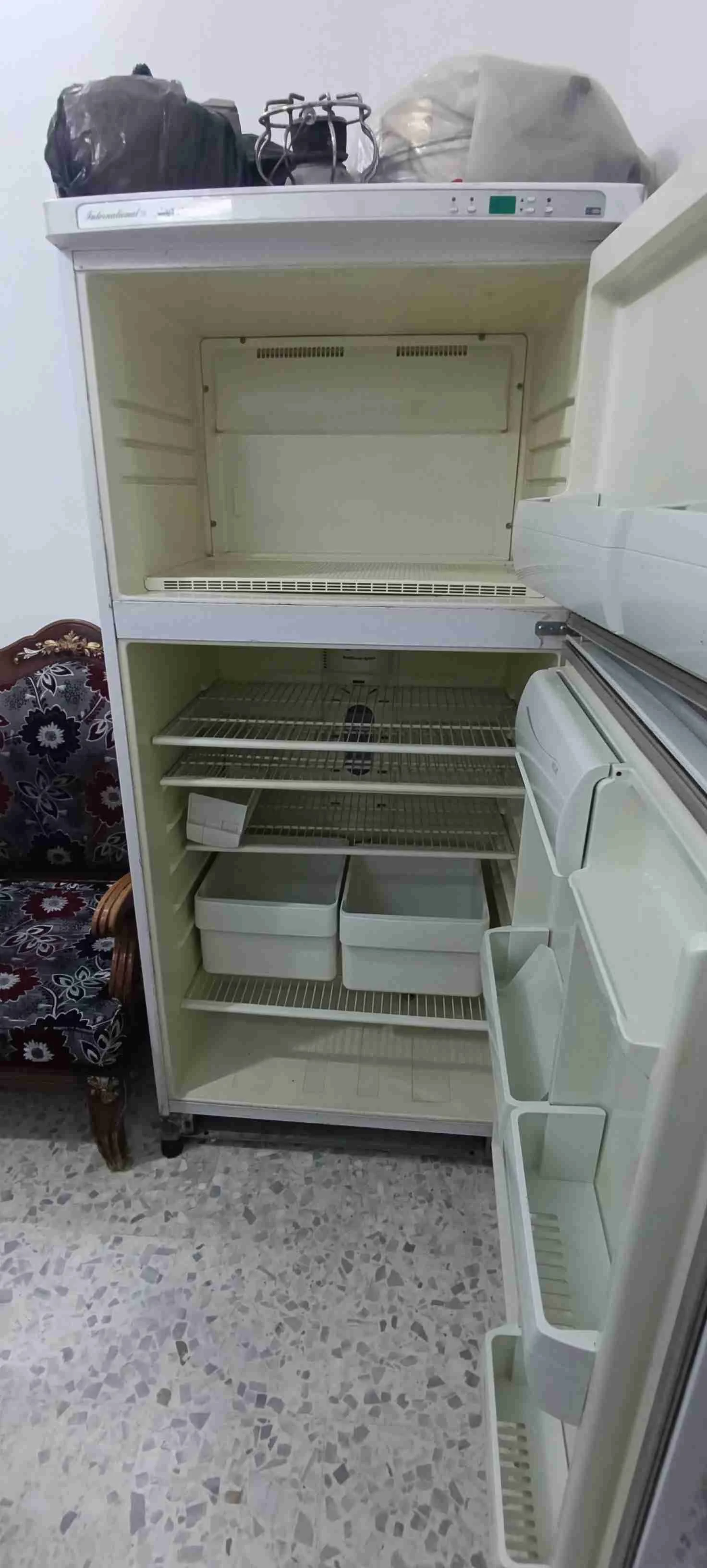 للبيع براد ماركة HI LIFE، بابين (فريزر علوي وثلاجة سفلية).الحالة: مستعمل، نظيف جداً من الداخل (كما موضح بالصور)، وشغال تمام.المواصفات: رفوف سلكية متينة، أدراج سفلية للخضار، أماكن تخزين في الب - Damascus - صورة 2