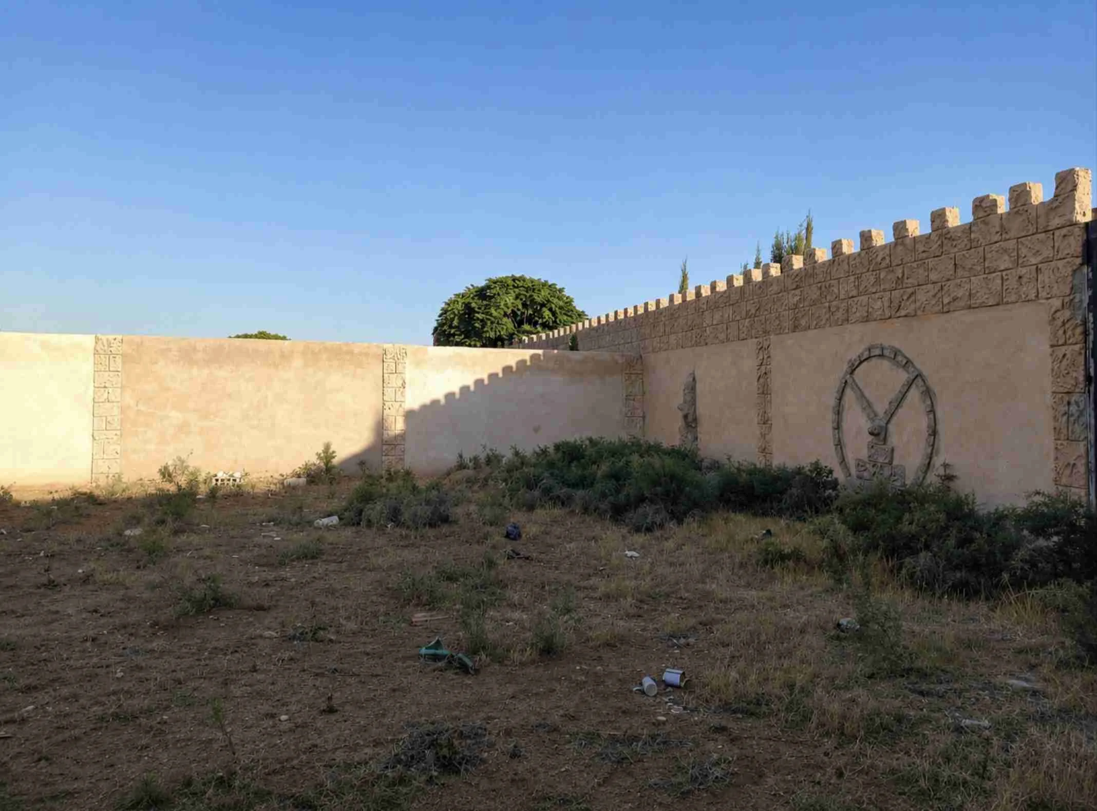للبيع – لقطة بجديدة عرطوز! على الشارع العام مباشرة، عند مدخل شارع جونيه، ضمن منطقة فيلات مأهولة ومميزة. 500م2 مسوّرة بالكامل، سور وبوابات فخمة، مسبح مصبوب ومؤسس، وبناء قائم جاهز للإكساء و - جديدة عرطوز - صورة 2