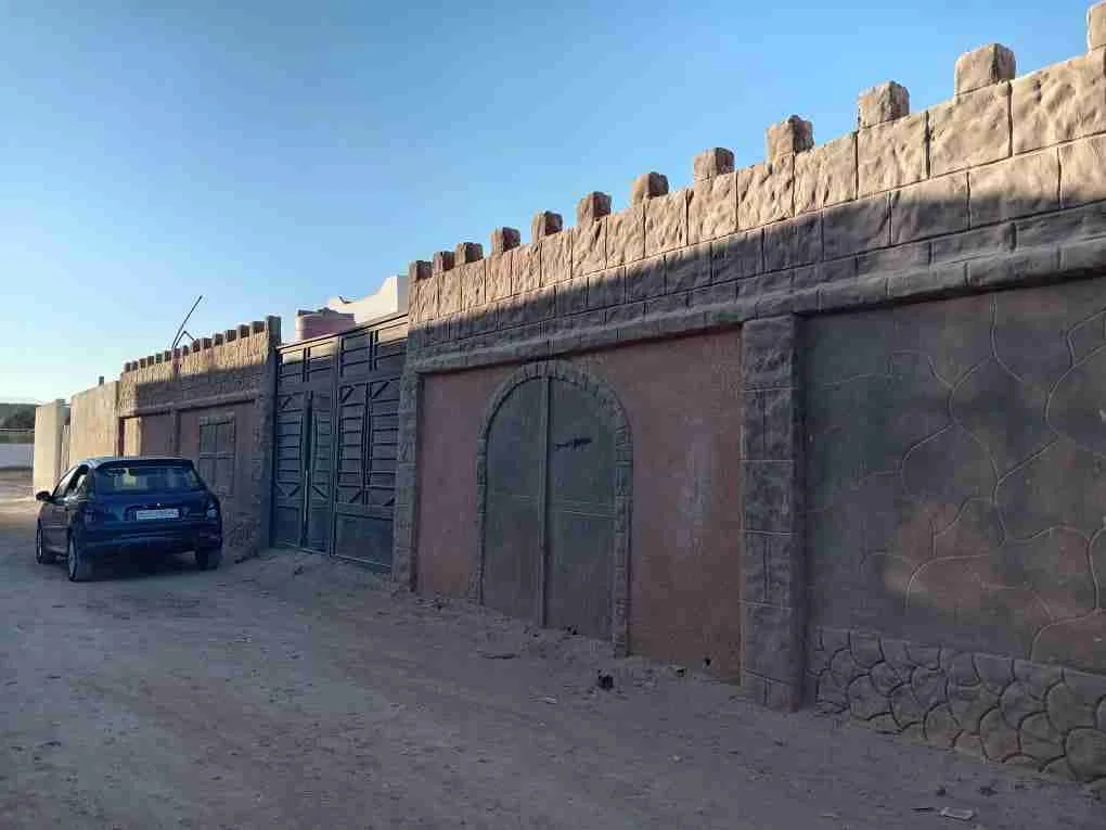 للبيع – لقطة بجديدة عرطوز! على الشارع العام مباشرة، عند مدخل شارع جونيه، ضمن منطقة فيلات مأهولة ومميزة. 500م2 مسوّرة بالكامل، سور وبوابات فخمة، مسبح مصبوب ومؤسس، وبناء قائم جاهز للإكساء و - جديدة عرطوز - صورة 5