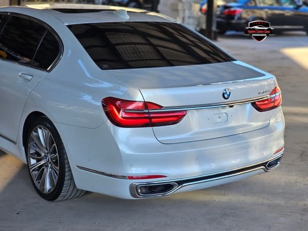 Bmw 740li لون ابيض