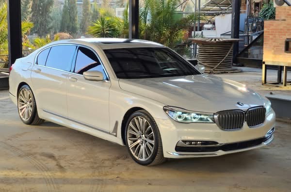 Bmw 740li لون ابيض